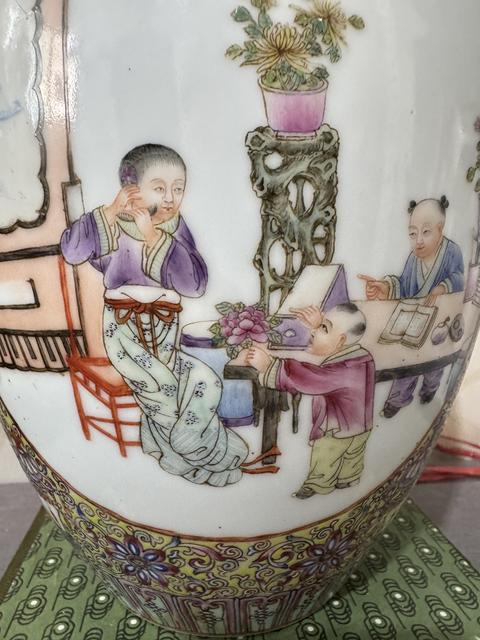 古玩陶瓷民國 黃地粉彩開窗人物紋瓶真品鑒賞圖
