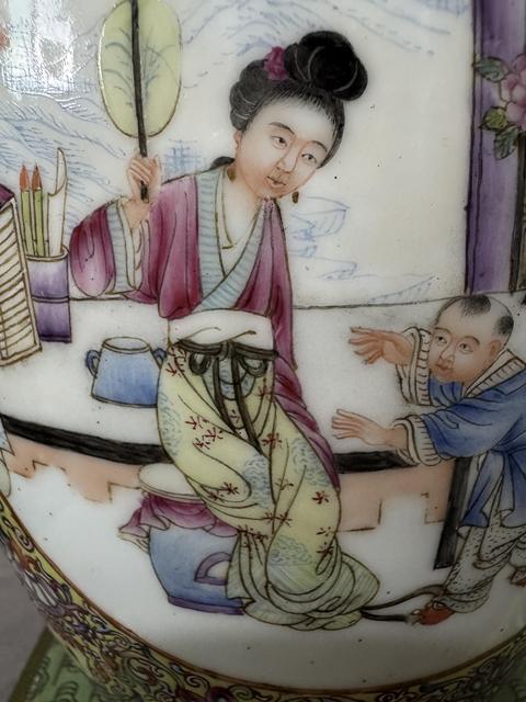 古玩陶瓷民國 黃地粉彩開窗人物紋瓶真品鑒賞圖