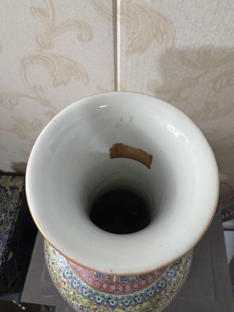 古玩陶瓷民國 黃地粉彩開窗人物紋瓶真品鑒賞圖