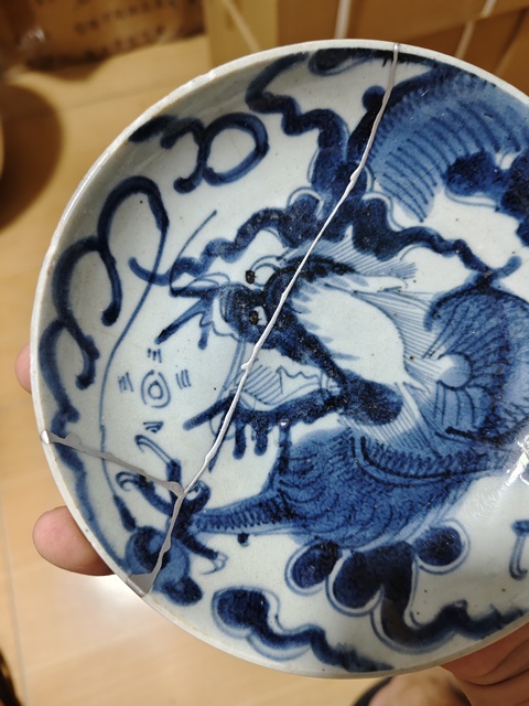 古玩陶瓷過墻龍紋青花盤真品鑒賞圖