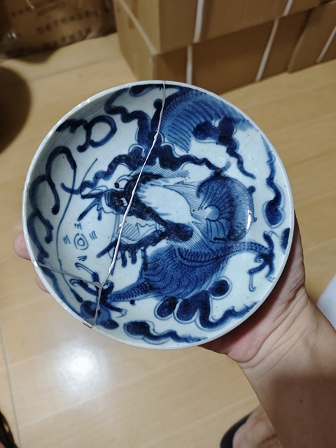古玩陶瓷過墻龍紋青花盤真品鑒賞圖