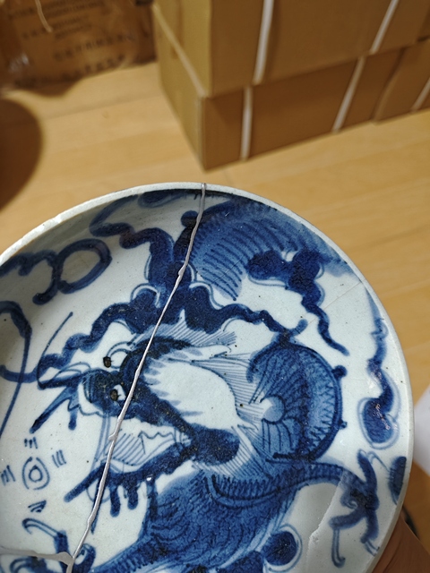古玩陶瓷過墻龍紋青花盤真品鑒賞圖