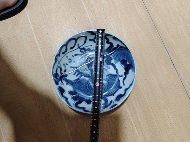 古玩陶瓷過墻龍紋青花盤真品鑒賞圖
