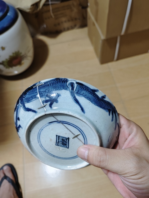 古玩陶瓷過墻龍紋青花盤真品鑒賞圖