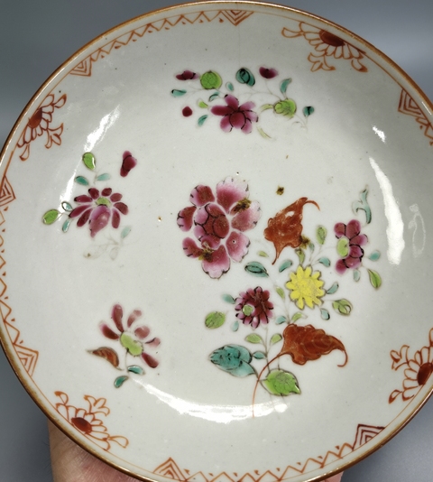 古玩陶瓷紫金釉粉彩花卉紋盤真品鑒賞圖