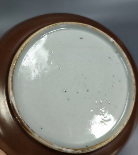 古玩陶瓷紫金釉粉彩花卉紋盤真品鑒賞圖