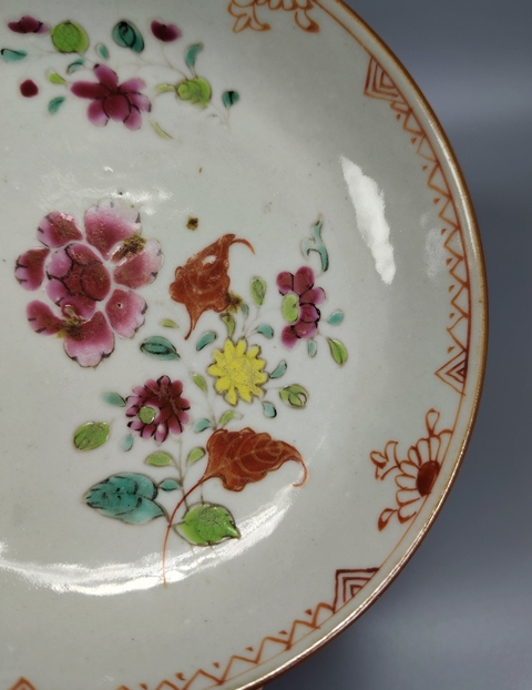 古玩陶瓷紫金釉粉彩花卉紋盤真品鑒賞圖