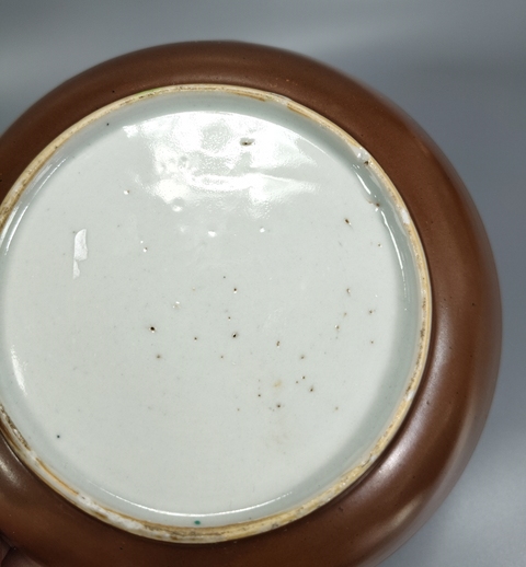 古玩陶瓷紫金釉粉彩花卉紋盤真品鑒賞圖