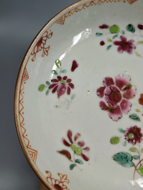 古玩陶瓷紫金釉粉彩花卉紋盤真品鑒賞圖