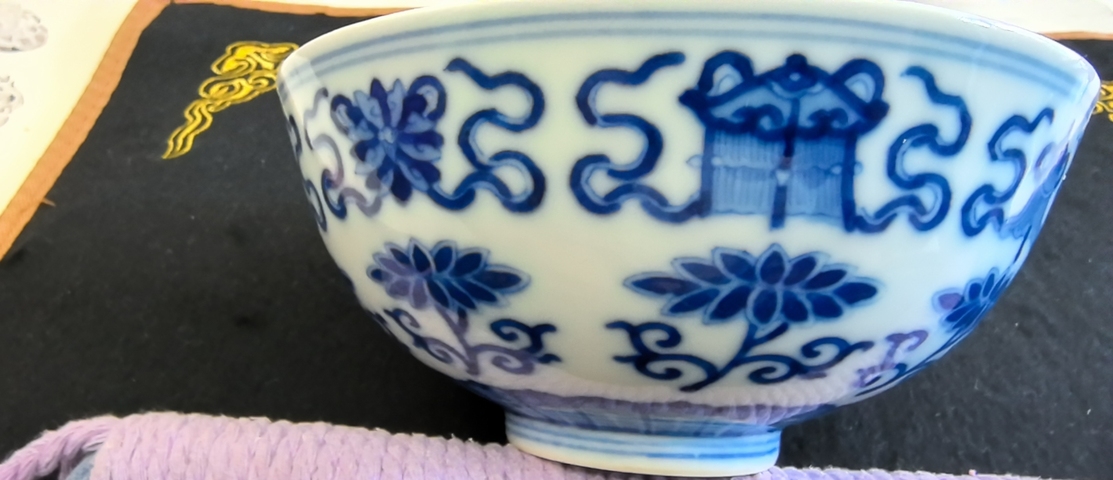 古玩陶瓷青花蓮托八寶紋碗真品鑒賞圖