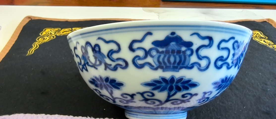 古玩陶瓷青花蓮托八寶紋碗真品鑒賞圖