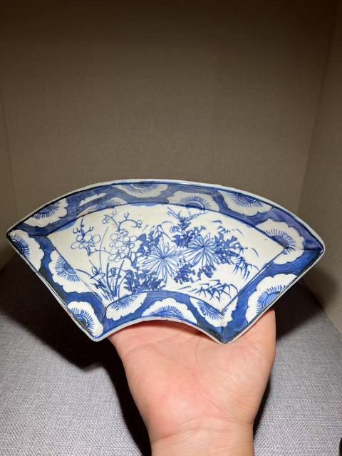 古玩陶瓷（清晚期）歲寒三友青花花卉紋扇形盤拍賣，當前價格0元