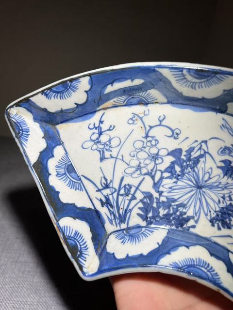 古玩陶瓷（清晚期）歲寒三友青花花卉紋扇形盤拍賣，當前價格0元