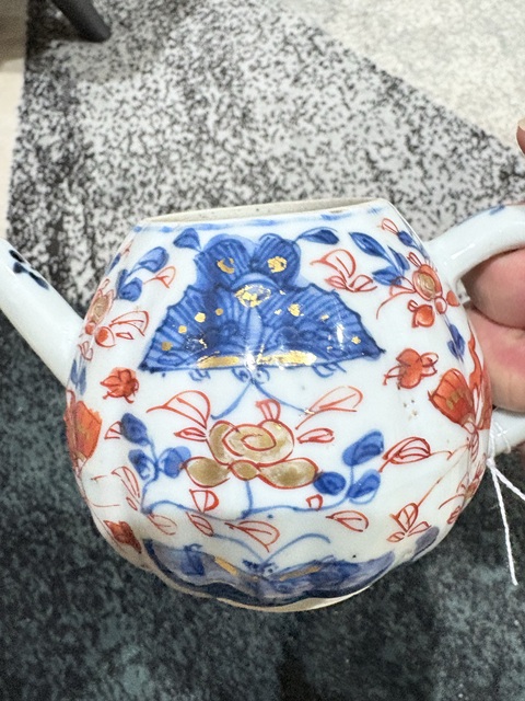 古玩陶瓷青花礬紅花蝶紋茶壺真品鑒賞圖