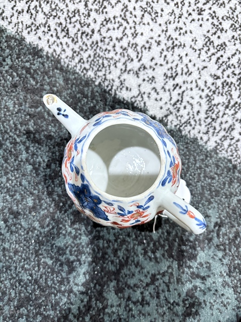 古玩陶瓷青花礬紅花蝶紋茶壺真品鑒賞圖
