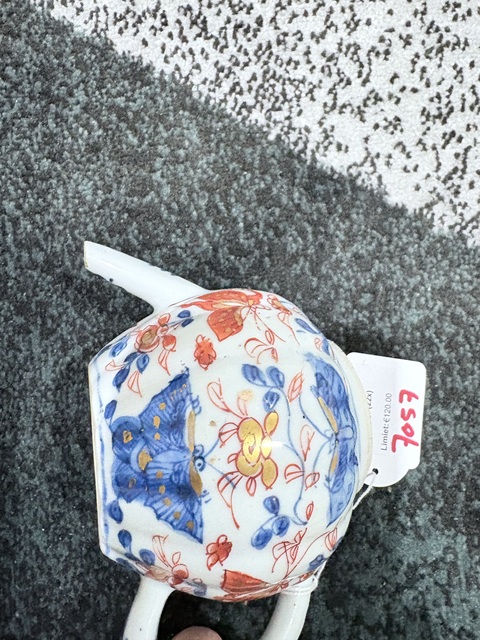 古玩陶瓷青花礬紅花蝶紋茶壺真品鑒賞圖