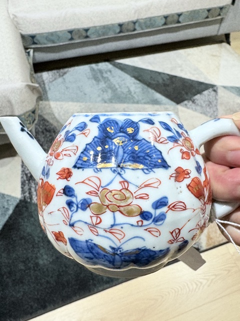 古玩陶瓷青花礬紅花蝶紋茶壺真品鑒賞圖