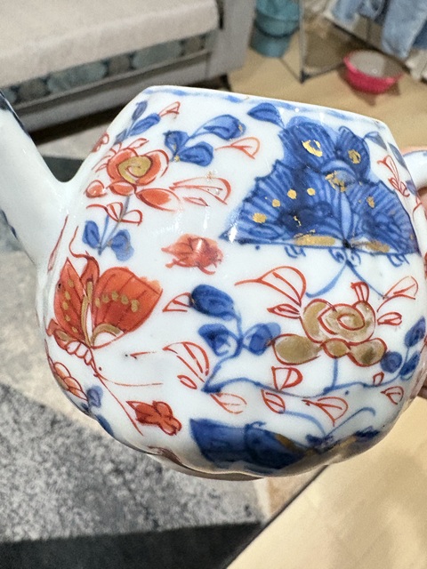 古玩陶瓷青花礬紅花蝶紋茶壺真品鑒賞圖