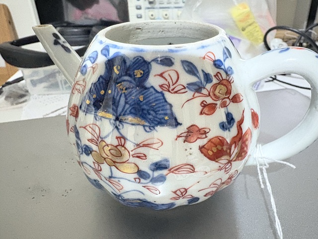古玩陶瓷青花礬紅花蝶紋茶壺真品鑒賞圖