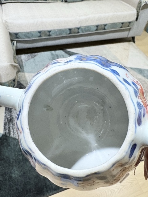 古玩陶瓷青花礬紅花蝶紋茶壺真品鑒賞圖