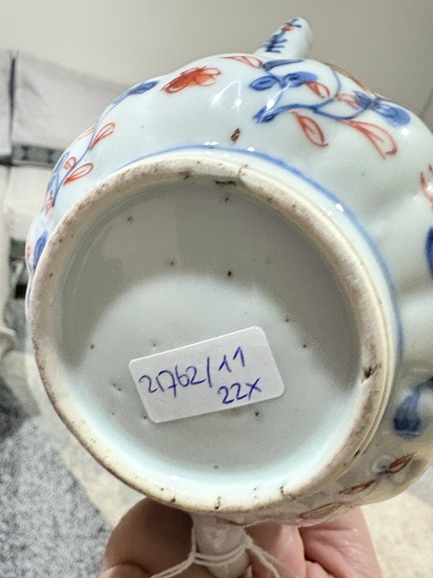 古玩陶瓷青花礬紅花蝶紋茶壺真品鑒賞圖