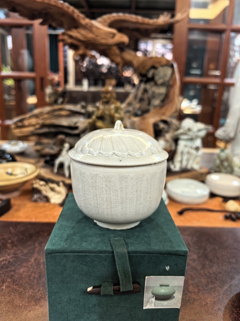 古玩陶瓷青白釉刻仰蓮紋蓋缸真品鑒賞圖
