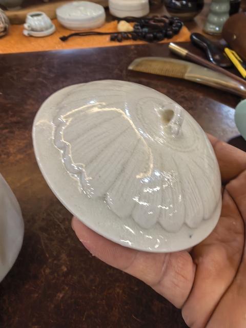 古玩陶瓷青白釉刻仰蓮紋蓋缸真品鑒賞圖