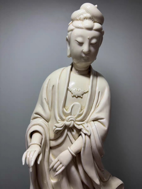 古玩陶瓷德化窯觀音塑像真品鑒賞圖