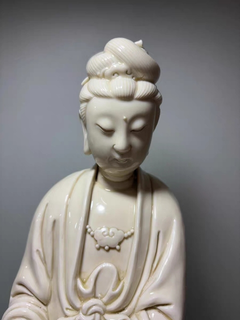 古玩陶瓷德化窯觀音塑像真品鑒賞圖