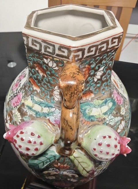 古玩陶瓷廣彩人物尊瓶真品鑒賞圖