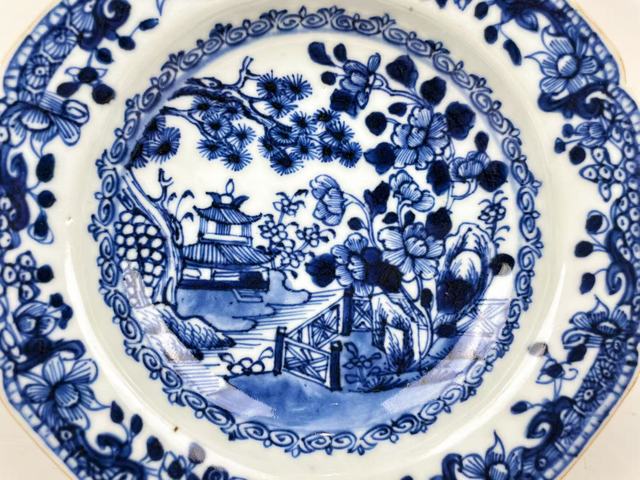 古玩陶瓷清早期·青花山水樓閣紋折沿八方盤真品鑒賞圖