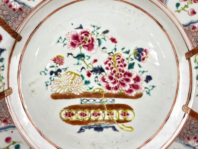 古玩陶瓷清雍正·粉彩提籃花錦地花卉折沿大盤拍賣，當前價格888元