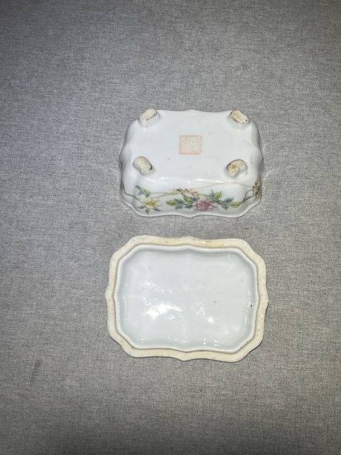 古玩陶瓷民國(guó)粉彩花卉紋肥皂盒真品鑒賞圖