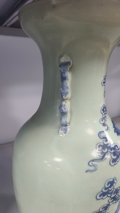 古玩陶瓷豆青釉青花花鳥紋盤口瓶真品鑒賞圖