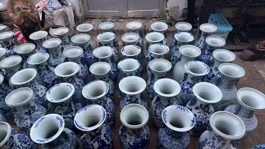 古玩陶瓷豆青釉青花花鳥紋盤口瓶真品鑒賞圖