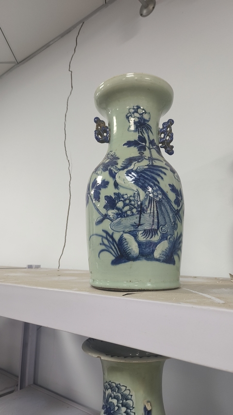 古玩陶瓷豆青釉青花花鳥紋盤口瓶真品鑒賞圖
