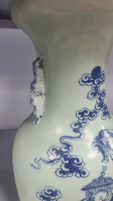古玩陶瓷豆青釉青花花鳥紋盤口瓶真品鑒賞圖