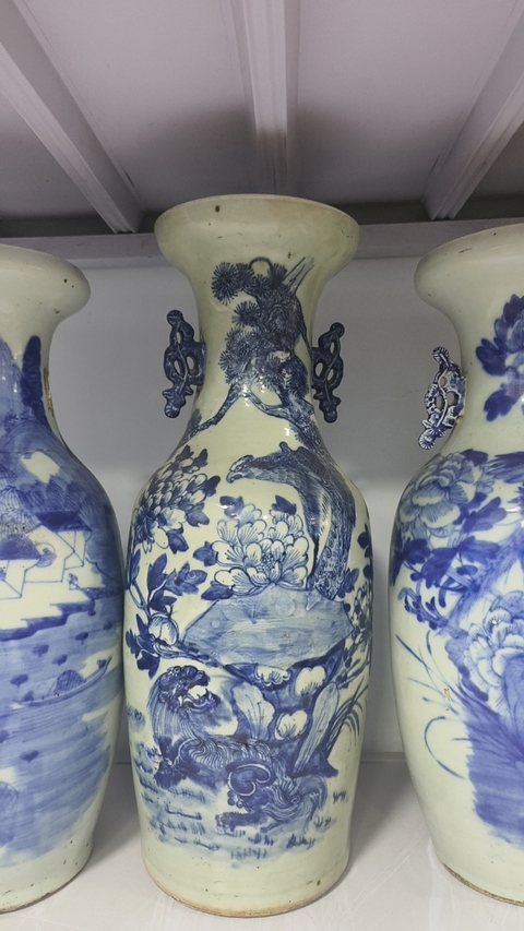 古玩陶瓷豆青釉青花花鳥紋盤口瓶真品鑒賞圖