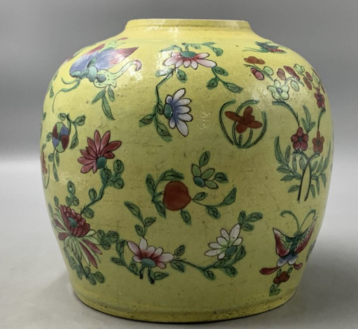 古玩陶瓷黃地粉彩蝶戀花紋罐真品鑒賞圖