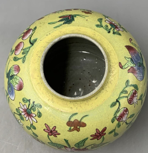 古玩陶瓷黃地粉彩蝶戀花紋罐真品鑒賞圖
