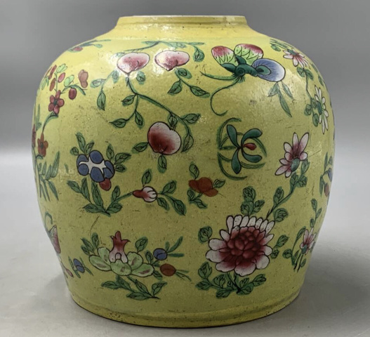 古玩陶瓷黃地粉彩蝶戀花紋罐真品鑒賞圖