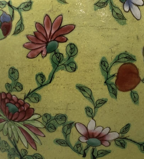古玩陶瓷黃地粉彩蝶戀花紋罐真品鑒賞圖