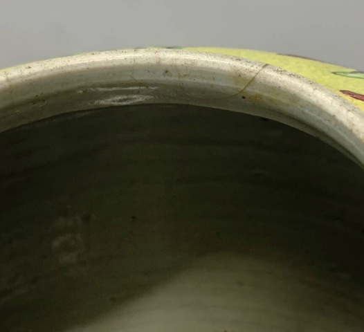 古玩陶瓷黃地粉彩蝶戀花紋罐真品鑒賞圖