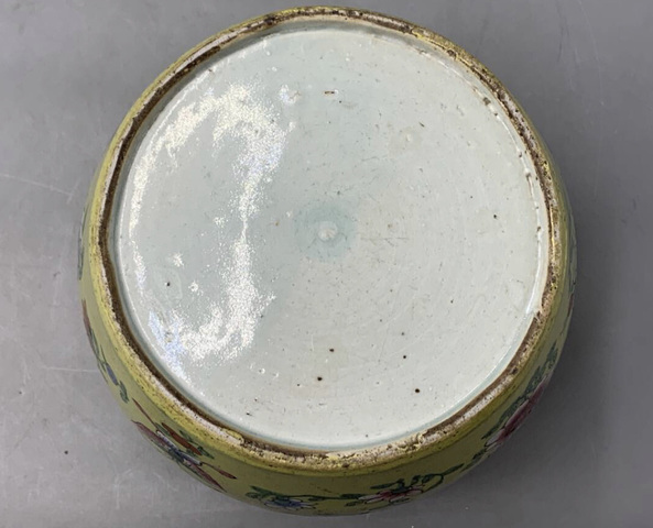 古玩陶瓷黃地粉彩蝶戀花紋罐真品鑒賞圖