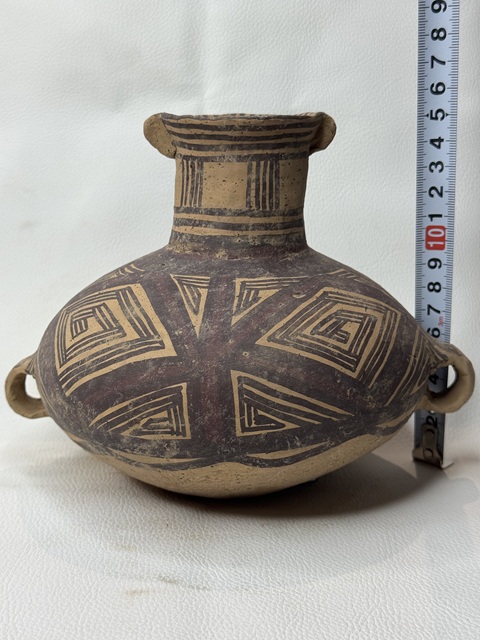 古玩陶瓷馬家窯文化·馬廠類型幾何回紋雙耳壺拍賣,當(dāng)前價(jià)格804元
