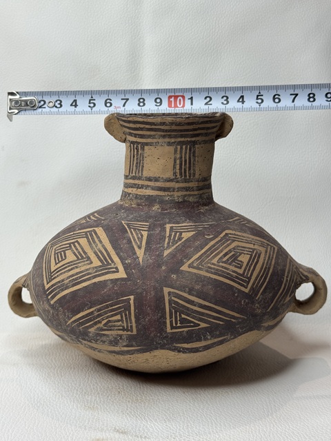 古玩陶瓷馬家窯文化·馬廠類型幾何回紋雙耳壺拍賣,當(dāng)前價(jià)格804元