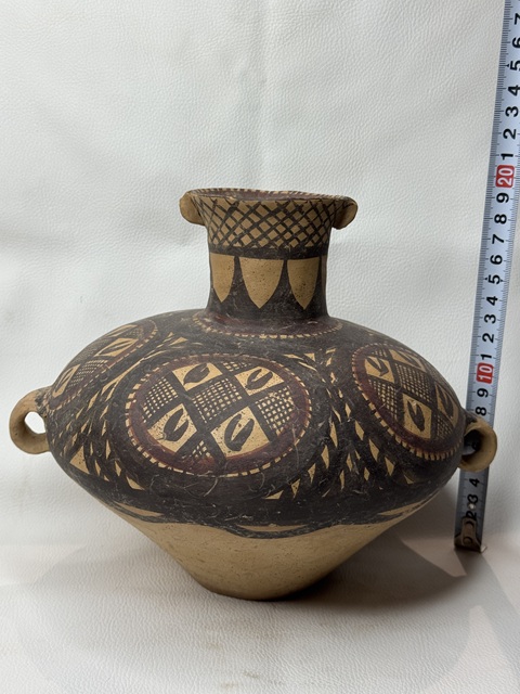 古玩陶瓷馬家窯文化·半山類型鋸齒網格大圈紋雙耳壺拍賣,當前價格1313元
