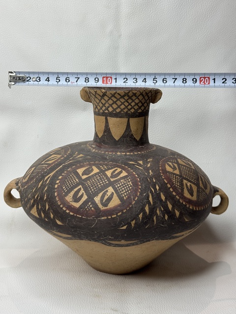 古玩陶瓷馬家窯文化·半山類型鋸齒網格大圈紋雙耳壺拍賣,當前價格1313元