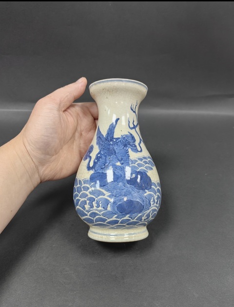 古玩陶瓷哥釉地青花瑞獸紋盤口瓶真品鑒賞圖