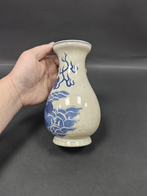 古玩陶瓷哥釉地青花瑞獸紋盤口瓶真品鑒賞圖